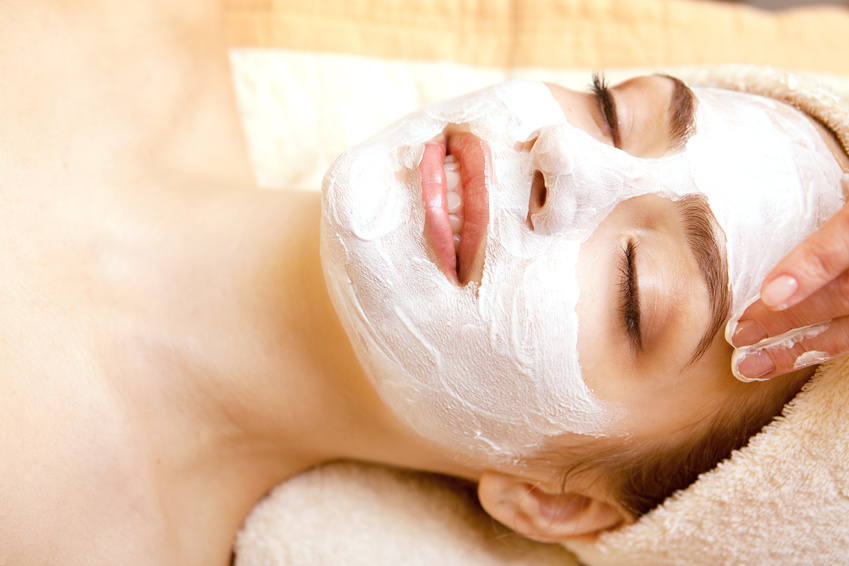 Spa salon: Beautiful Young Woman having Facial Mask